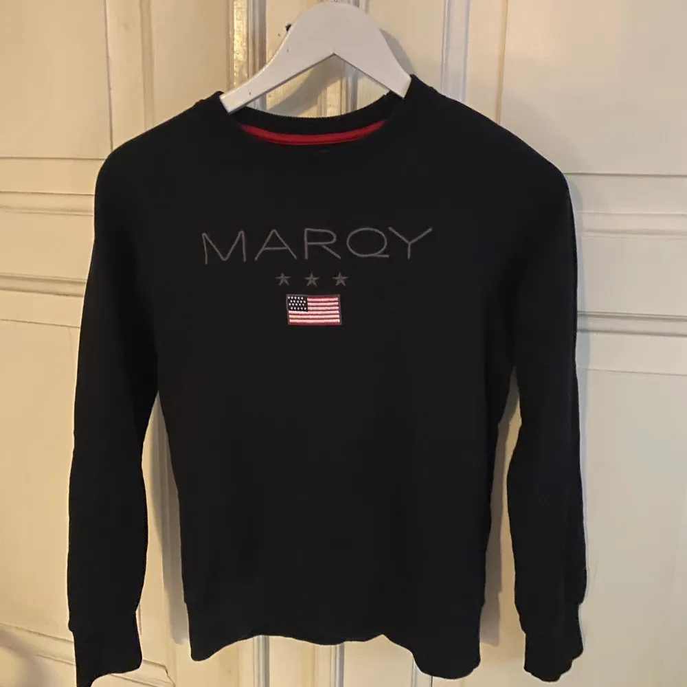 En svart Marqy sweatshirt i storlek 158/164. Är i Nyskick och frakten tillkommer . Tröjor & Koftor.