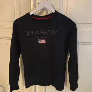 En svart Marqy sweatshirt i storlek 158/164. Är i Nyskick och frakten tillkommer 