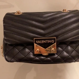 Valentino väska  - Säljer min fina Valentina väska som endast är använd två gånger.