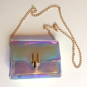 HOLOGRAPHIC PURSE - Galet snygg axelremsväska 🤩 Baksidan är transparent/holografisk och framsidan silver, hur fet?? Aldrig använd då jag bara använder typ svart, men denna var bara för fin att kolla på ✨✨ 