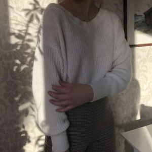 Vit stickad tröja strl S - Fin stickad tröja från Gina tricot, köpt för några år sedan. Använd men i fint skick. Den är fint stickad och aningen croppad i modellen. Köparen står för frakt!🌼