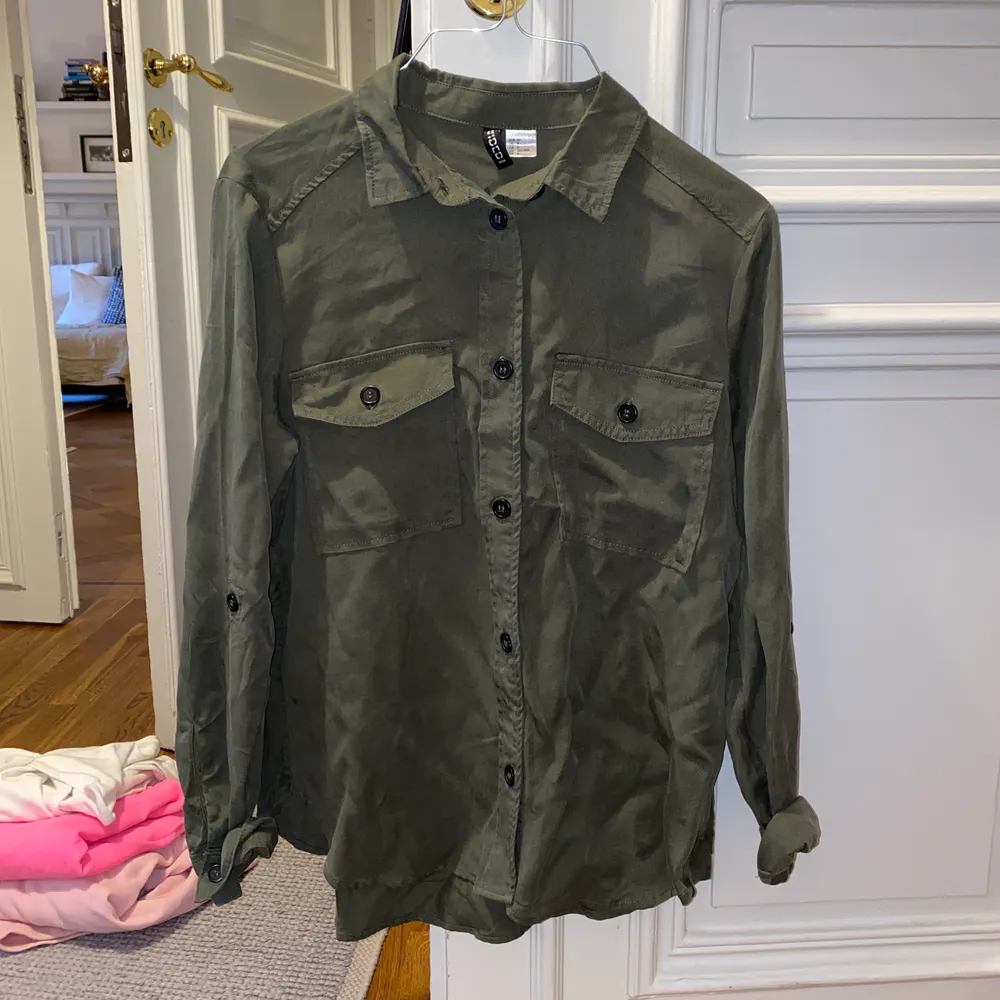 Militärgrön skjorta från HM. Iprincip oanvänd. XS. Skjortor.
