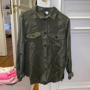 Militärgrön skjorta från HM. Iprincip oanvänd. XS