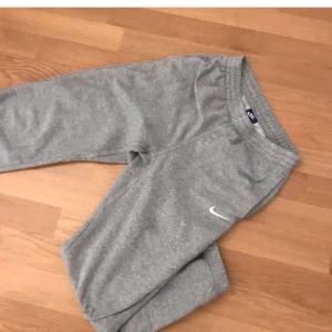 nike mjukis - trendiga nike mjukis. Storlek L i barnstorlek men motsvarar S passar även XS 💗💗 (Lånad bild, mina ser likadana ut) Mina Nya nike mjukis ! 