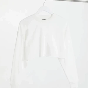 Vit kort sweatshirt - En jättefin kort sweatshirt som passar till allt! Aldrig använd, endast testad. Prislapp är kvar🥰