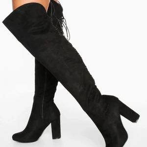 Ett par over the knee boots med snörning och en block klack stolek 37 - Den är köpt från boohoo, har enbart prövat en men annars är den precis som den kom. Va för liten för mig. Köpte den för 750 kan över stå för frakt beroende på vart man är.