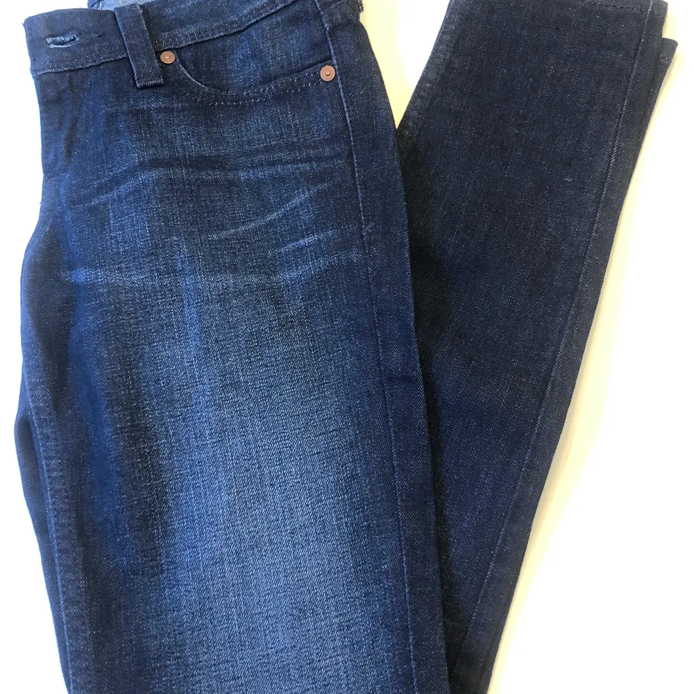 Vad: Jeans från Levis. Demi Curve, Skinny, Low Rise.  Storlek: W25 L32.  Material: 87 % bomull, 12 % polyester, 1 % elestan.  Skick: Oanvända och därmed nyskick.. Jeans & Byxor.