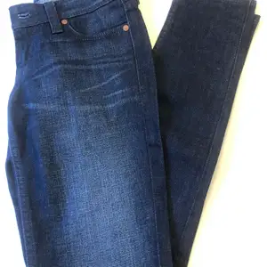 Vad: Jeans från Levis. Demi Curve, Skinny, Low Rise.  Storlek: W25 L32.  Material: 87 % bomull, 12 % polyester, 1 % elestan.  Skick: Oanvända och därmed nyskick.