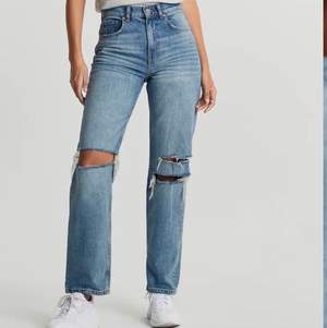 Gina tricot 90s high waist jeans i storlek 38, passar även en 36. De är använd ett fåtal gång, (2 tillfällen). Säljes då jag inte använder. Köparen står för frakten, 63kr spårbart
