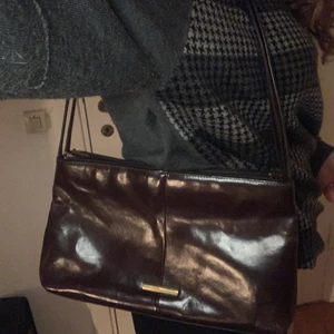 Brun läderväska  - Snygg väska och bra storlek inte använd så mycket och bra skick 😉😉😉