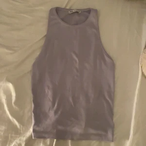 Zara linne - Jag säljer detta lila zara linne, den är nästan aldrig använd och är i perfekt nyskick då jag köpte den för bara någon månad sedan. Jag säljer den då den tyvärr inte kom till användning, om någon har några frågor är det bara att höra av sig!💞💞