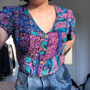 Mönstrad blus - Funky mönstrad vintage blus. Köpt på beyond retro men använder den inte så mycket nåmer tyvärr! Skulle säga att den passar S/M lite beroende på hur man vill att den sitter. Kan mötas upp i malmö, annars står köparen för frakt 💕😊