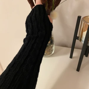 Handgjorda pulsvärmare torgvantar pannband  - Säljer handgjorda pulsvärmare och pannband som min mamma stickar/virkar