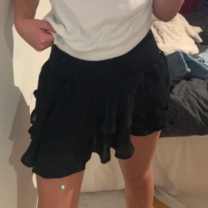 Volangkjol - Söt volangkjol endast använd 1 gång😍 