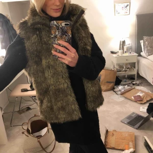  - Säljer min fina väst. Inte äkta päls! Passar väldigt bra till något stickat under eller en hoodie. Säljer för 350 kr, köpte för 1000 kr💕