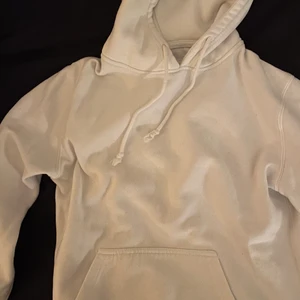 Vit hoodie - Från pull&bear! Bra skick, sitter som en vanlig S :p Skriv för frågor eller fler bilder. 