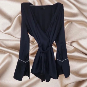 Skjorta bikbok - Skjorta/blus med satinlook från bikbok i storlek s. Väldigt mjukt och skönt material😍