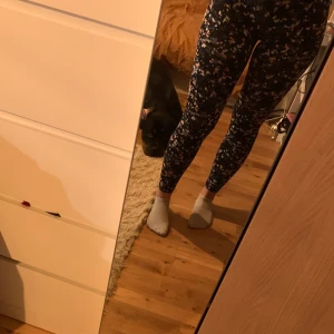 Träningsbyxor  - Säljer dessa då jag aldrig får användning för dom längre! Dom är i jätte fint skick och sitter gott i midjan vilket jag ofta känner att träningsbyxor inte gör (i alla fall för mig) 