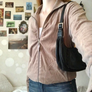 Velourtröja - Säljer denna snygga beigebruna velourtröjan! Köpt second hand, lite juicycouture-inspirerad🤎 jättefint skick men säljer för att jag har liknande :) Kan mötas i Göteborg, annars tillkommer frakt! 