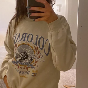 Sweatshirt - Beige sweatshirt med tryck! Supermysig. Från Prettylittlething i storlek S men sitter oversized som man ser på bilden, jag är vanligtvis xs/s ✨🪐  HÖGSTA BUD 350kr + frakt ✨