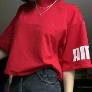 Puma tshirt - Säljer min puma t-shirt som är väldigt sparsamt använd! Den har inga defekter och är inprincip som ny då jag bara använt några gånger! Storlek XS-L beroende på hur man vill att den ska sitta:) modellen är en S och 173cm lång