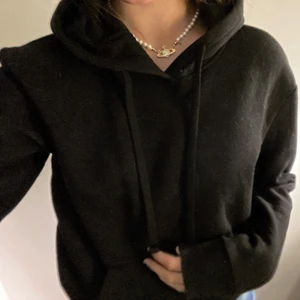 Hoodie - En svart hoodie i storlek XS från hm! Fint skick endast använd en enda gång! Endast 90kr + frakten <33
