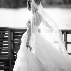 Bröllopsklänning  - Sagolik bröllopsklänning från Crystal design- Wona concept. Köpt på Milagro i Stockholm. Storlek 34. Klänningen är använd en gång och ser helt ny ut. Hårdiadem+slöjan ingår. Ingår även en bolero som ej finns med på dessa bilder. Pris går o diskutera 