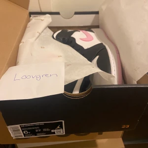 Jordan 1 mid arctic Pink  - Säljer ett par Jordan1 mid arctic Pink. Helt nya med box. 1700+frakt 95kr med spårbart. Storlek 38,5. 
