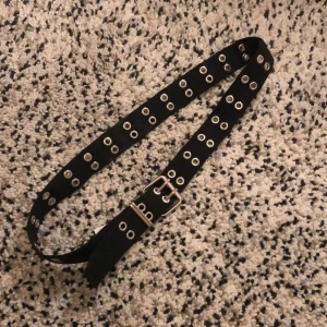 Supercoolt skärp!! 🤩🤩🤩 - Ett superduper snyggt skärp!! använt ganska mycket men det är i mycket bra skick!! 🤩