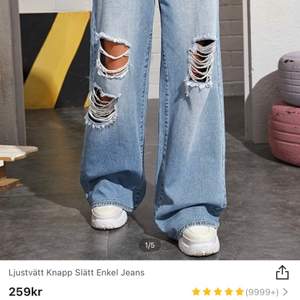 Helt nya oanvända jeans från SHEIN. Ordinarie pris 259kr, mitt pris 150kr + eventuell frakt. Ser exakt ut som på bilden. Säljes då dom ej passade mig. HÖGSTA BUD JUST NU: 175kr