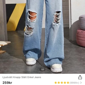 Jeans SHEIN Stl. L - Helt nya oanvända jeans från SHEIN. Ordinarie pris 259kr, mitt pris 150kr + eventuell frakt. Ser exakt ut som på bilden. Säljes då dom ej passade mig. HÖGSTA BUD JUST NU: 175kr
