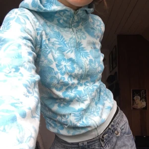 Vintage tröja - Jätte jätte söt tröja som är super fin men kommer inte till användning. Den är mysig och är i ett handuksmatrial. På ena sidan står det ett ord i brun skrivstil! 💋