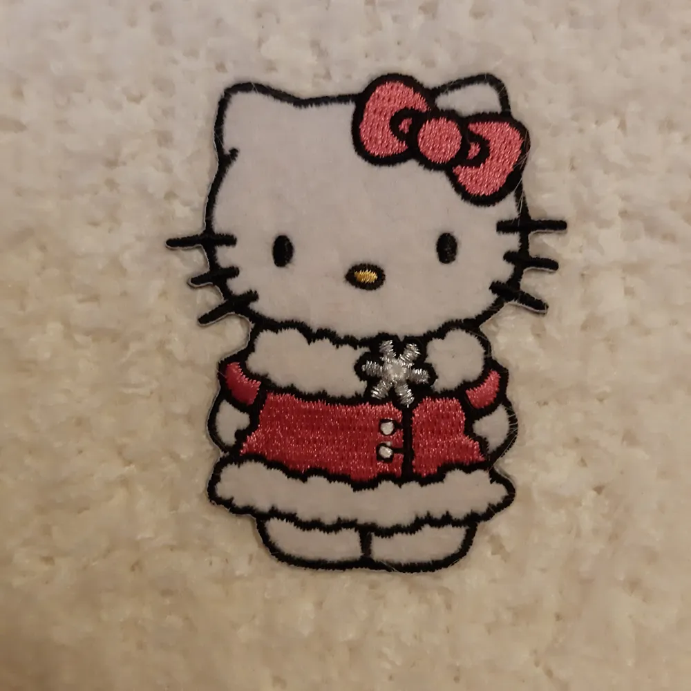 Vit fluffig tröja med en patch mitt på av Hello Kitty i vinterjacka. Den har lite missfärgning på ena sidan av hello kitty från att stryckjärnet var lite för varmt. Det är inte jättetydligt men det syns lite på bild 2. Budgivning, DM/kommentera! Högsta bud: 350 (exkl frakt). Stickat.