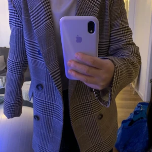 Blazer jacka - Säljer min mammas fina blazer jacka. Vet ej vilket märke men hon sa att den kostade 500kr så säljer den för 150kr + frakt. Funkar för varm vinter eller höst/vår då den är väldigt tjock inuti. Sitter jätte fint på också. 