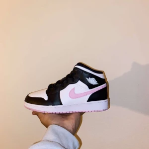 J1 artic pink - Skriv på insta för snabbt svar @deckedoutresell 