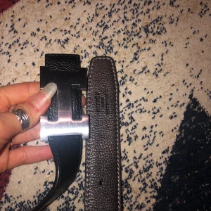 Hermés skärp  - Osäker på äktheten, det är stämplat och tror det är älta läder, svart och mörkbrunt det är vändbart och i absolut nyskick bud!
