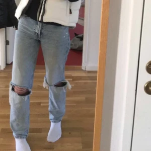 Raka jeans med hål - Jättesnygga raka jeans med hål vid knäna. Är 163 och byxorna går ner till hälarna. Köparen står för frakten! (63kr) 💓 skriv för mer info