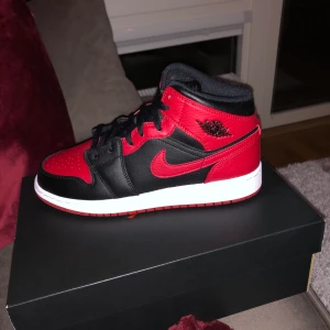 Jordan 1 mid banned  - Helt nya och oanvända               Stl EU 38.5/US 6Y