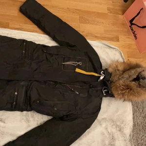 Parajumpers Kodiak - Parajumpers jacka kodiak, köpt på johnells, helt äkta. Dragkedja ur funktion går att fixa hos skräddare