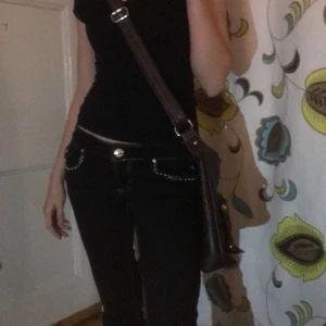 Brun axelväska - Nyskick.Justerbart axelband,har massa stora fack kom privat för fler bilder och frågor💕