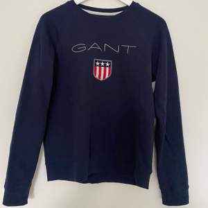 Säljer min marinblåa sweatshirt från GANT, då den tyvärr ej kommer till användning längre. Nypris cirka 1000kr💓