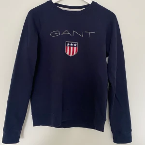 Gant sweatshirt - Säljer min marinblåa sweatshirt från GANT, då den tyvärr ej kommer till användning längre. Nypris cirka 1000kr💓