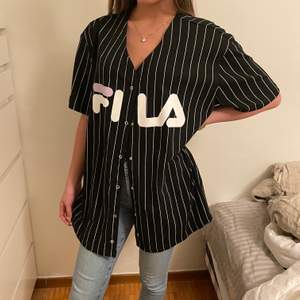 Fin fila baseball tröja, köpt i london Bud: 180Kr