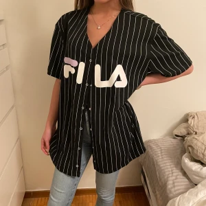 Fila tröja  - Fin fila baseball tröja, köpt i london Bud: 180Kr