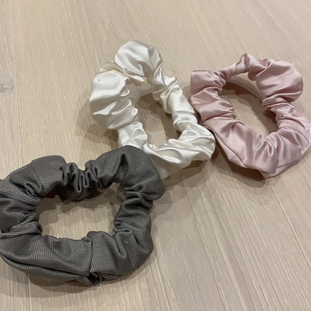 Det blev massa scrunchies över från mitt uf-företag i våras. Tyget är återvunnet och vissa tyger kommer från Malmö opera i ”samarbete” med deras klädtillverkning. 50kr för alla 3 eller 25kr st.         Finns i Malmö!. Accessoarer.