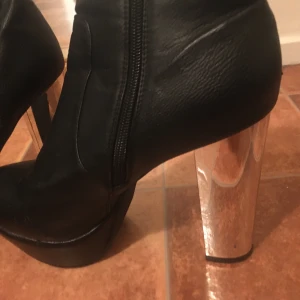 Skor  - Storlek 37. Fint skick . Finns i Märsta 150kr styck . 