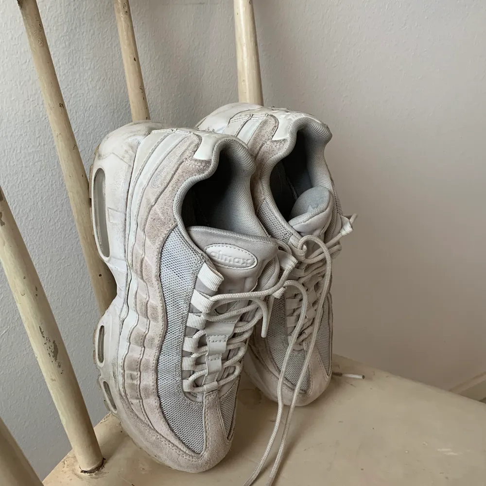 Nike AirMax 95! Så fina. Vita och beige, fint skick! De beigea detaljerna är i mocka. De är inte använda så många gånger men har heller inte försökt göra rent. Kan fixa dem lite finare innan de säljs ❣️ inkl. frakt, vill man mötas dras 50kr av. . Skor.