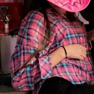 Rosa skjorta - Rosa, blå skjorta, använd vid 2-3 tillfällen. Storlek s-m. Kan bli asball till ljusblåa jeans och en tshirt under. 