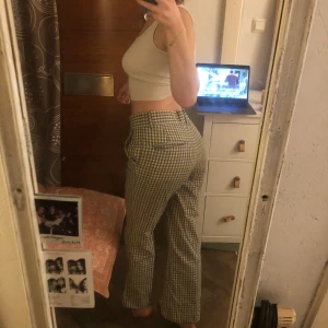 Rutiga kostymbyxor  - Lite stora på mig som är S, skulle säga M. Sitter väldigt bra i rumpan dock.