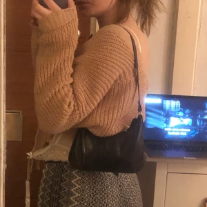 Svart classic 90-tals väska - Min absolut favoritväska men tyvärr måste den säljas om jag ska kunna köpa julklappar haha. Säljer den lite dyrare då jag aldrig sett en lika perfekt väska och den är jättebra kvalite, äkta läder och nästan inte alls sliten. Passar verkligen till ALLT.